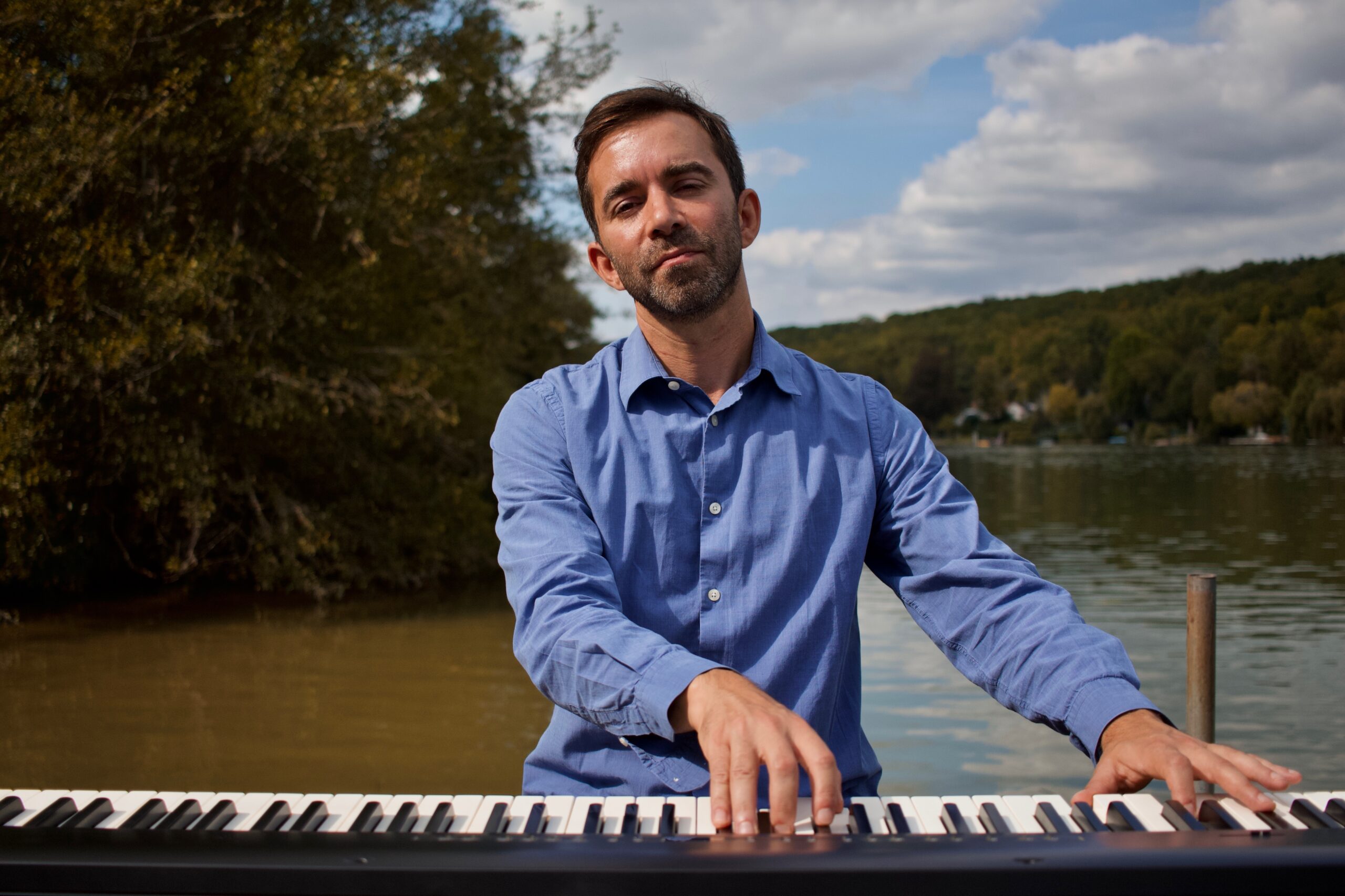 Photographie de Grégoire Linais au piano